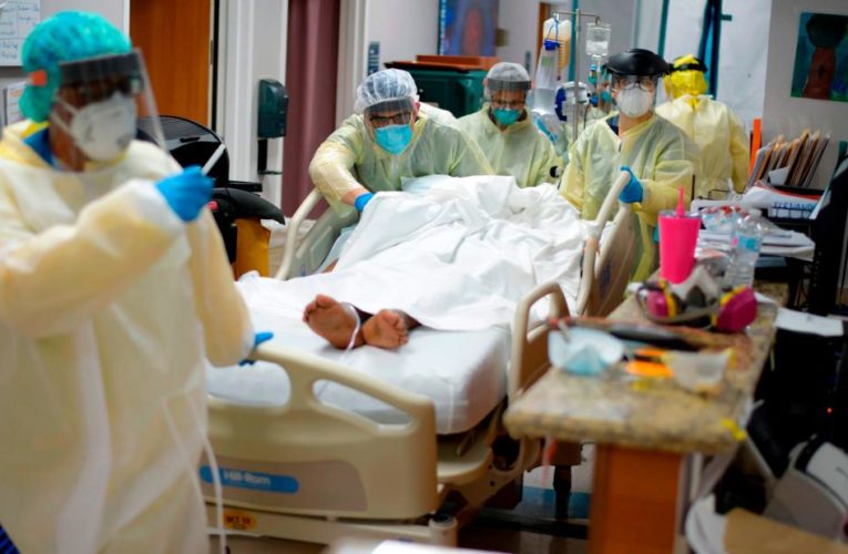 More than 940 deaths reported in one day as US coronavirus cases shatter another record