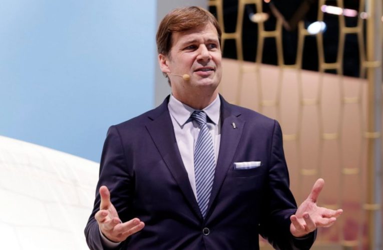 Ford COO Jim Farley to lead company, CEO Hackett to retire