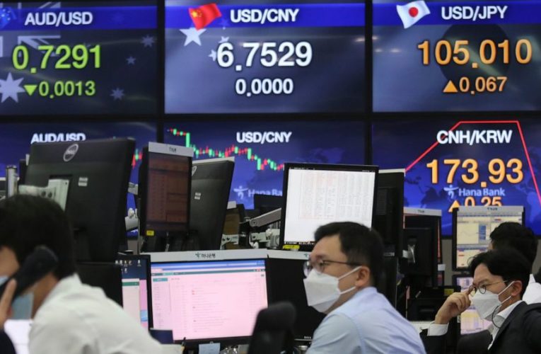 Global stocks retreat on lack of new Fed action