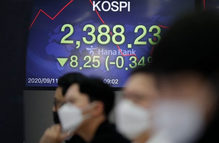 US stocks struggle higher as tumultuous week comes to close