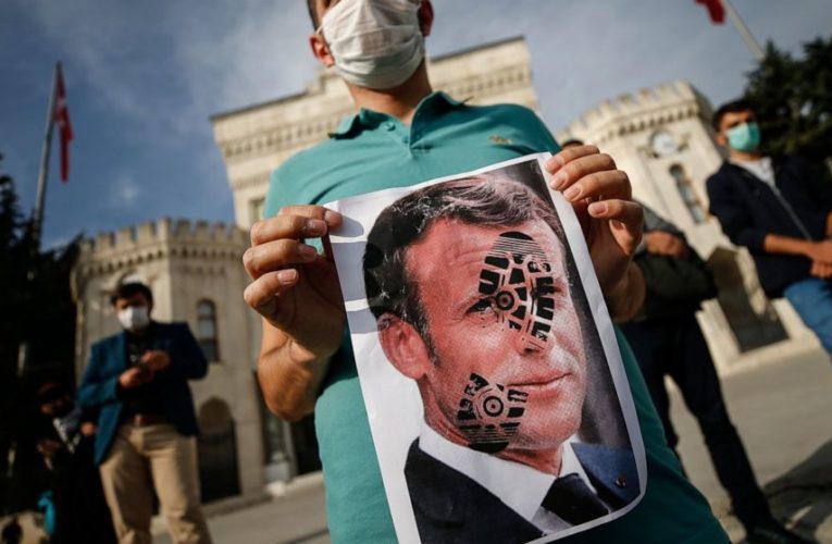 Muslims call for French goods boycott to protest caricatures