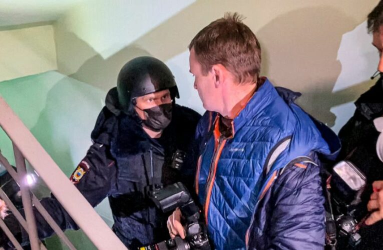 Russia detains Navalny’s allies, warns social networks