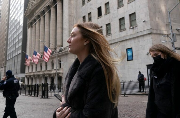 S&P 500 hits another record, marks 4th weekly gain in a row