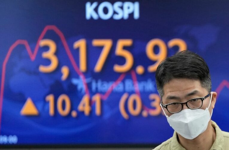 US stocks higher, on track for solid gains for the week