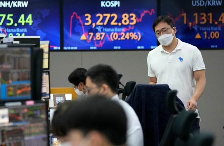 US stocks slump; S&P 500 has its worst week since February