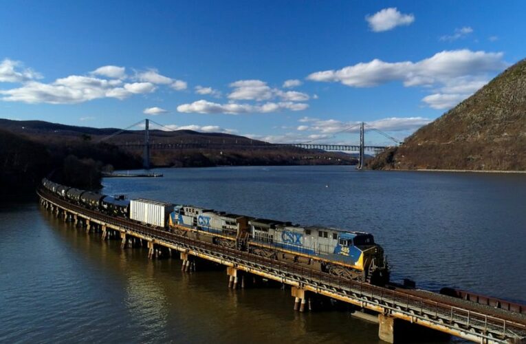 Regulators seek to suspend Trump rule on railway natural gas
