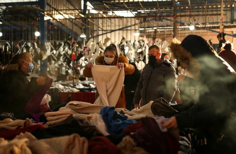 Bulgarian shoppers find bargains in Turkey as lira struggles