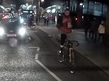 Cyclist is filmed riding in the centre of road while taking SELFIES and jumping a red light [Video]