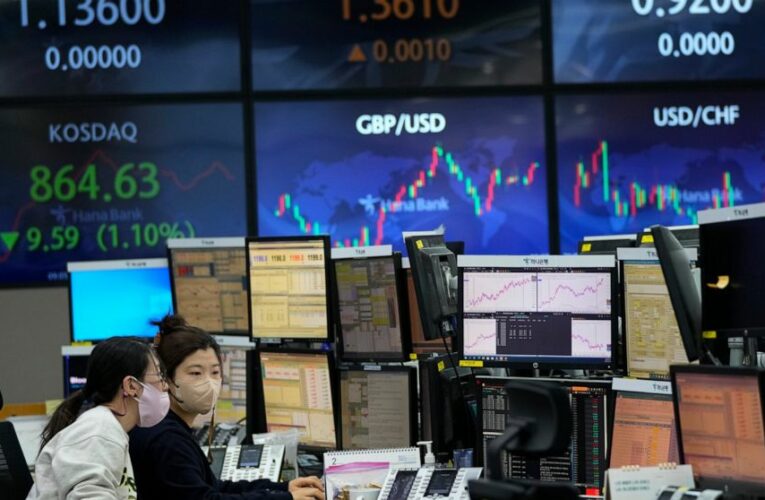 US stocks fall, heading for a second straight weekly loss