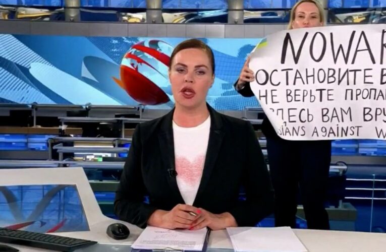 Russian TV journalist who protested Ukraine war on air turns up in court