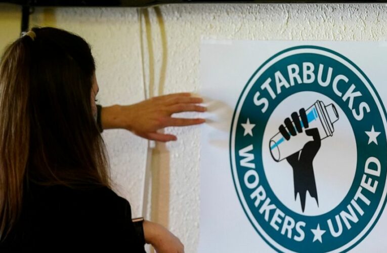 Howard Schultz returns to lead Starbucks on interim basis