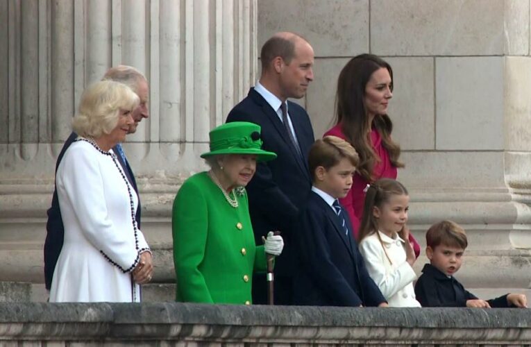 Queen Elizabeth II makes surprise appearance on palace balcony to cap off jubilee