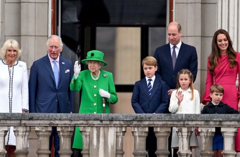 Queen Elizabeth II makes surprise appearance on palace balcony to cap off jubilee